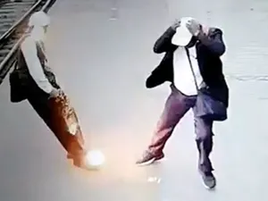 Mengerikan! Detik-detik Pria India Tersengat Kabel Listrik Stasiun Kereta