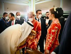 Putra MBZ Cium Kepala Jan Ethes Saat Hadiri Resepsi Kaesang-Erina