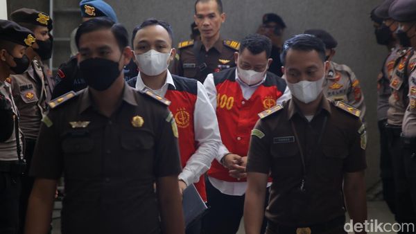 Ekspresi Ricky-Kuat Saat Tiba di PN Jaksel