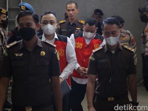 Ekspresi Ricky-Kuat Saat Tiba di PN Jaksel