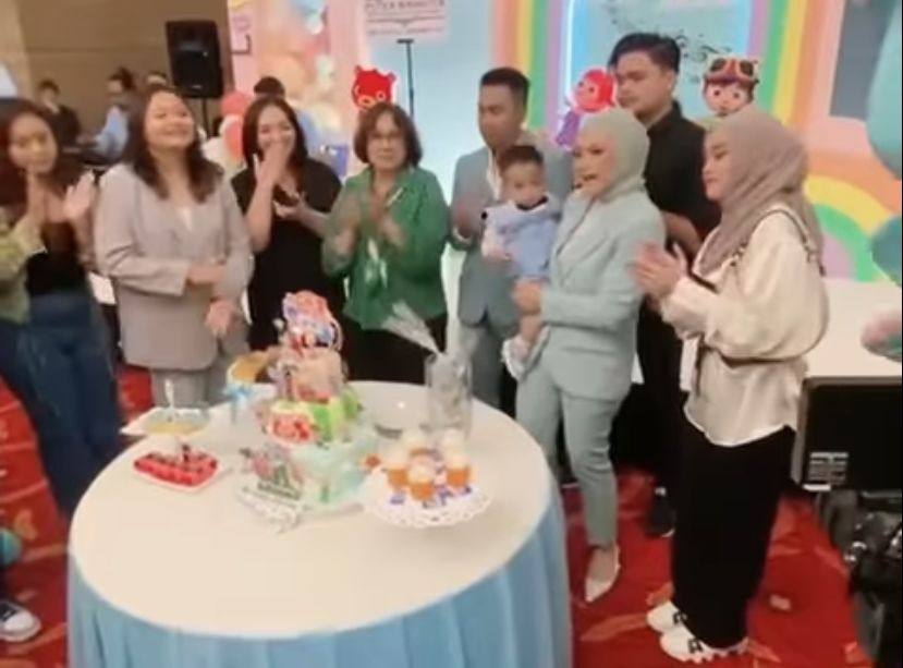 Putri Delina dan Nathalie Holscher