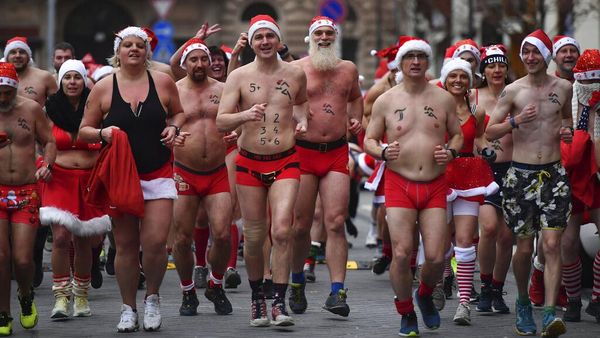 Rombongan Sinterklas Telanjang Dada Saat Ikut Lomba Lari di Budapest