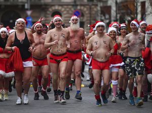 Rombongan Sinterklas Telanjang Dada Saat Ikut Lomba Lari di Budapest