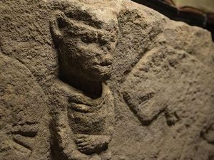 Arkeolog Temukan Relief Tertua Pria Pegang Penis di Turki