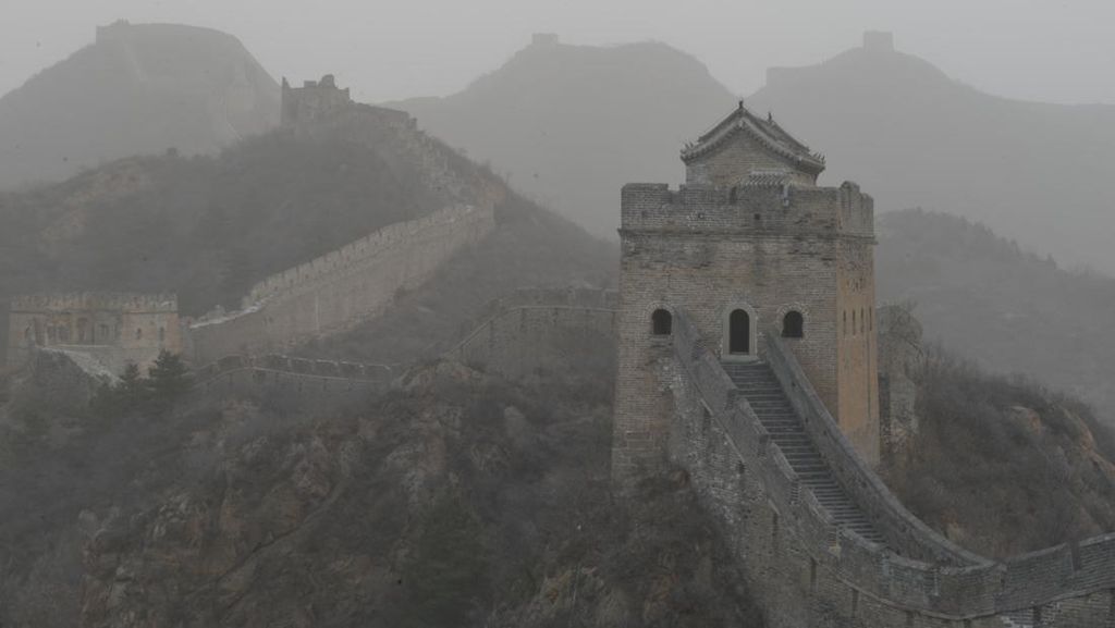 Saat Tembok Besar China Dikepung Kabut Asap