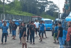Protes Jalan Rusak, Warga-Sopir Angkot Demo di Sukabumi