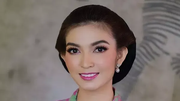 8 Gaya Selvi Ananda yang Mencuri Perhatian di Pernikahan Kaesang & Erina