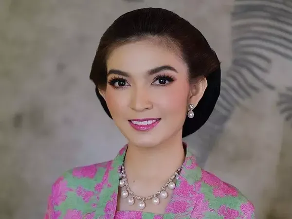 8 Gaya Selvi Ananda yang Mencuri Perhatian di Pernikahan Kaesang & Erina