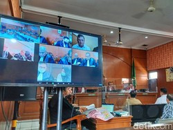 Hakim Cecar Bekas Ajudan Eks Ketua DPRD Jabar soal Uang Rp 5 M