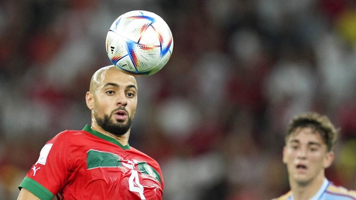 Moroccos Sofyan Amrabat eyes the ball during the World Cup round of 16 soccer match between Morocco and Spain, at the Education City Stadium in Al Rayyan, Qatar, Tuesday, Dec. 6, 2022. (AP Photo/Ebrahim Noroozi)