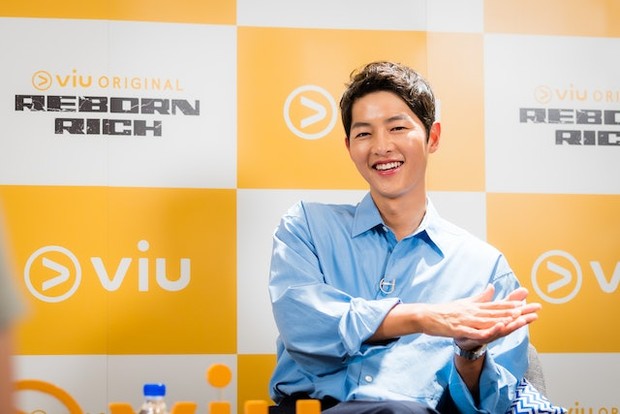 Song Joong Ki Dalam Press Conference Reborn Rich di Singapura / Foto : hk01.com Song Joong Ki Dalam Press Conference Reborn Rich di Singapura / Foto : hk01.com