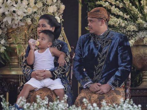 Tak cuma Jan Ethes yang mencuri perhatian di rangkaian pernikahan Kaesang dan Erina. Panembahan Al Nahyan, anak kedua Kahiyang Ayu dan Bobby Nasution juga tak kalah gemas. (Dok: CNN Indonesia/ Adhi Wicaksono)