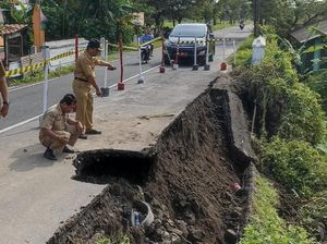 Waspada! Talut Jalan Raya Basin-Gayamprit di Klaten Ambrol Waspada! Talut Jalan Raya Basin-Gayamprit di Klaten Ambrol