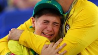 Brasil, salah satu favorit utama juara, secara menyakitkan kandas di perempatfinal. Sakitnya tersingkir tergambar jelas dari ekspresi fans ini. Foto: Getty Images/Marc Atkins