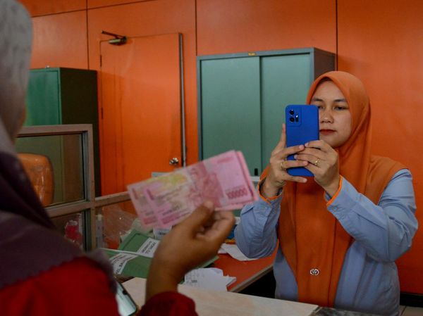 Terakhir 20 Desember, Begini Sibuknya Kantor Pos Layani Pencairan BSU