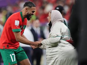 7 Momen Pemain Maroko Bersama Ibu di Piala Dunia, Rahasia Lolos Semifinal