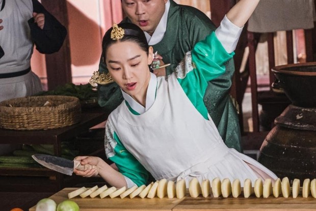 Tingkahnya yang kocak membuat perannya sebagai ratu menjadi tidak biasa / Foto: IMDb Tingkahnya yang kocak membuat perannya sebagai ratu menjadi tidak biasa / Foto: IMDb