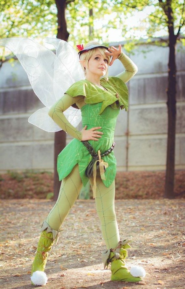 Tinker Bell dengan Kostum Berwarna Hijau dan Sayap Tinker Bell dengan Kostum Hijau dan Sayap