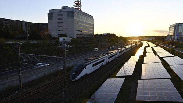 Top! Jepang Mulai Operasikan Kereta Tenaga Matahari