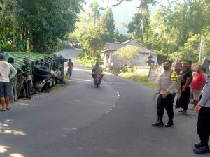 Tak Kuat Nanjak, Truk Muat Pasir Terguling di Sidemen Tak Kuat Nanjak, Truk Muat Pasir Terguling di Sidemen