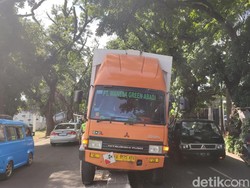 Truk Nyangkut Pembatas di Jalan Raya Bogor, Lalin Arah Jakarta Macet