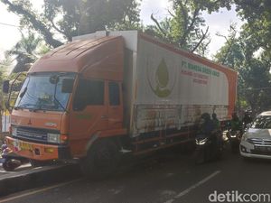 Truk Nyangkut Pembatas di Depok Belum Dievakuasi Sejak Subuh, Ini Sebabnya Truk Nyangkut Pembatas di Depok Belum Dievakuasi Sejak Subuh, Ini Sebabnya