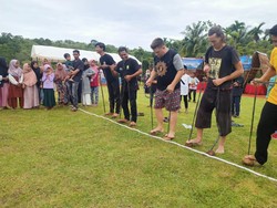 Saat Turis Asing Kepincut Permainan Tradisional di Festival Ujung Barat