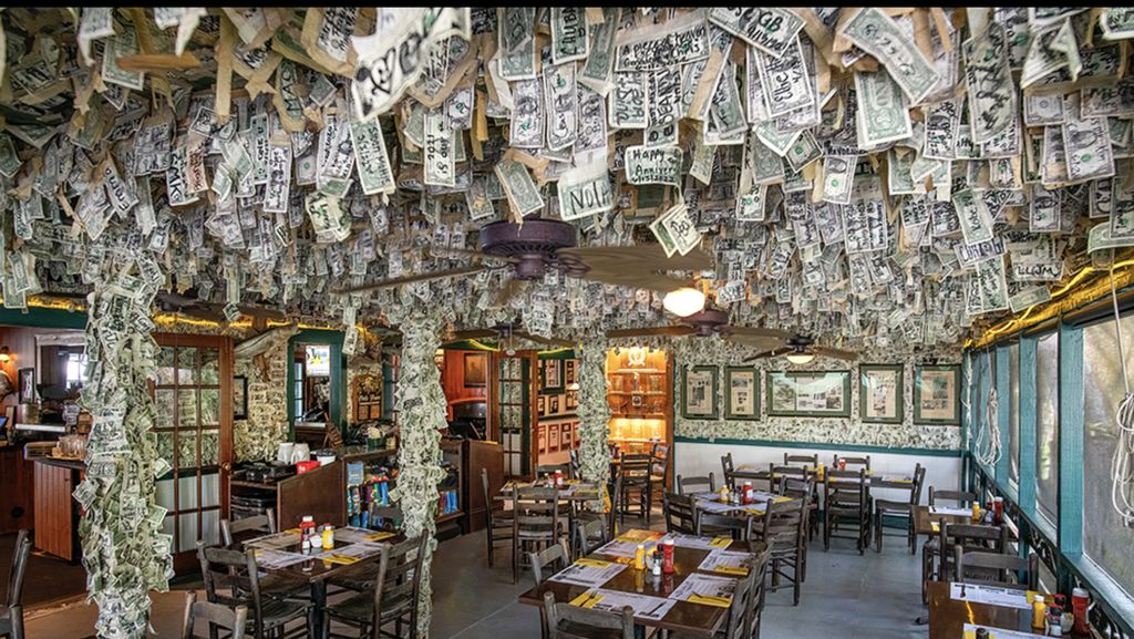 Unik Banget! Restoran Sederhana Ini Dihiasi Ratusan Lembar Uang Dollar Unik Banget! Restoran Sederhana Ini Dihiasi Ratusan Lembar Uang Dollar