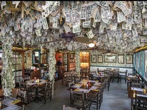 Unik Banget! Restoran Sederhana Ini Dihiasi Ratusan Lembar Uang Dollar Unik Banget! Restoran Sederhana Ini Dihiasi Ratusan Lembar Uang Dollar
