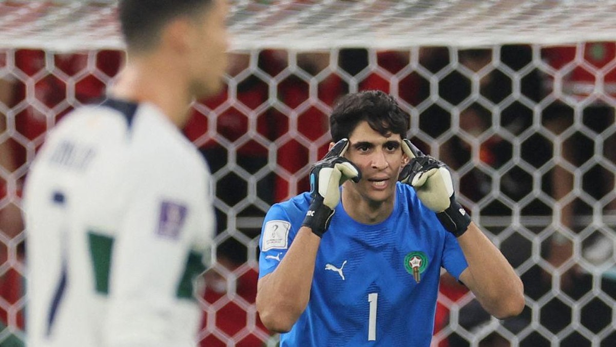 Yassine Bounou dikabarkan diincar Manchester United. (Foto: AFP via Getty Images/KARIM JAAFAR)