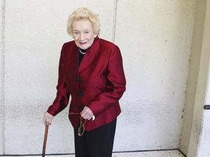 8 Foto Putri Raja Hawaii Terakhir yang Meninggal Didampingi Kekasih Lesbian