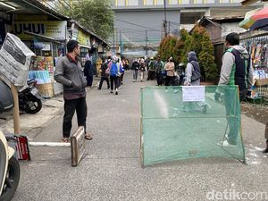 Ada Pohon Tumbang, Jalan Menuju Stasiun Pondok Cina Ditutup Sementara