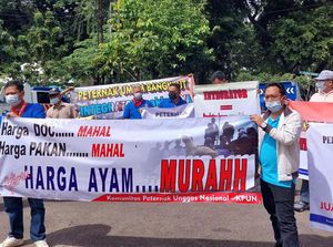 Demo Peternak Unggas yang Sebut Harga Ayam Kemurahan