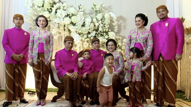 Aksi lucu Al Nahyan saat sesi foto keluarga di pernikahan Kaesang dan Erina