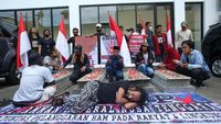 Mogok Makan dan Batu Nisan Warnai Unjuk Rasa di Komnas HAM
