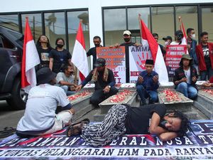 Mogok Makan dan Batu Nisan Warnai Unjuk Rasa di Komnas HAM Mogok Makan dan Batu Nisan Warnai Unjuk Rasa di Komnas HAM