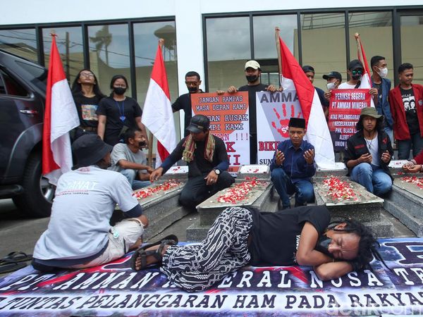Mogok Makan dan Batu Nisan Warnai Unjuk Rasa di Komnas HAM