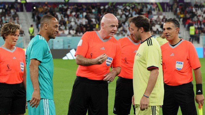 FIFA President Gianni Infantino (C) wearing a referee uniform tosses the coin next to former Brazilian footballer Cafu (2L) and former Italian footballer Alessandro Del Piero (2R) as he officiates the friendly football match of FIFA Legends and Qatar-based workers at Al Thumama Stadium in Doha on December 12, 2022. (Photo by KARIM JAAFAR / AFP) (Photo by KARIM JAAFAR/AFP via Getty Images)