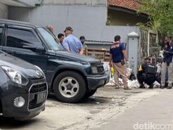 Densus 88 Keluarkan Karung dari Indekos di Jalan Waas Bandung