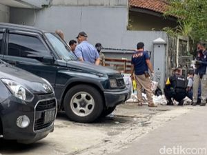 Densus 88 Keluarkan Karung dari Indekos di Jalan Waas Bandung Densus 88 Keluarkan Karung dari Indekos di Jalan Waas Bandung