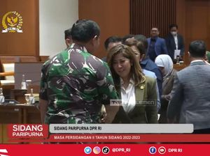 Anggota DPR Bergantian Salami Yudo Margono Usai Disahkan Jadi Panglima TNI Anggota DPR Bergantian Salami Yudo Margono Usai Disahkan Jadi Panglima TNI
