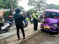 Sopir Pikap Ngantuk Hantam Angkot di Sukabumi hingga Ringsek