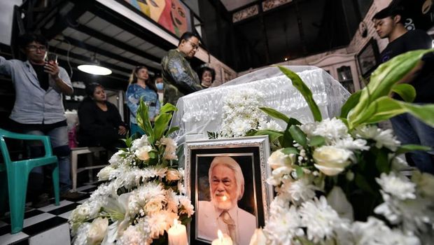 Anies Baswedan melayat ke rumah Remy Sylado.