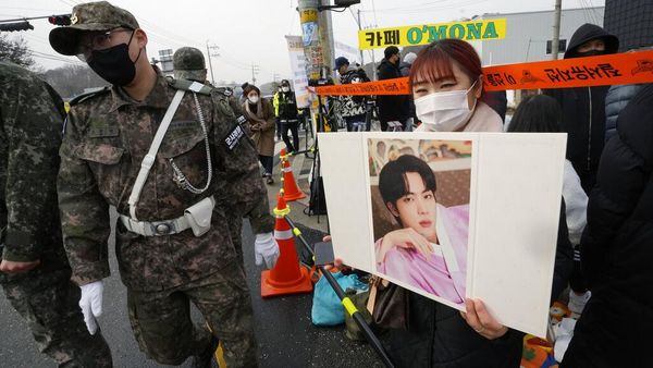 Antusias ARMY Antar Jin BTS Masuk Wamil