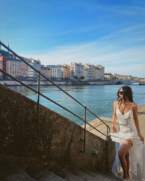 Anya Geraldine di pinggir Sungai di Lyon, Prancis/Sumber: IG @anyageraldine Anya Geraldine di pinggir Sungai di Lyon, Prancis/Sumber: IG @anyageraldine