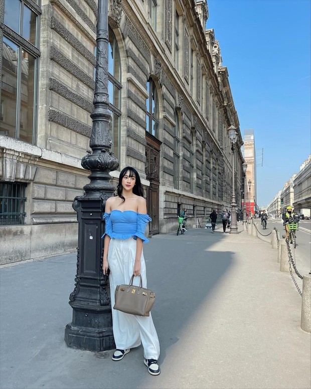 Anya Geraldine saat bergaya street style di Prancis/Sumber: IG @anyageraldine Anya Geraldine saat bergaya street style di Prancis/Sumber: IG @anyageraldine