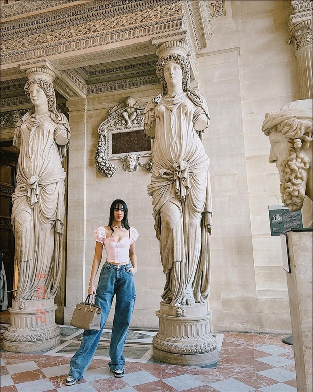 Anya Geraldine saat ke museum di Prancis/Sumber: IG @anyageraldine Anya Geraldine saat ke museum di Prancis/Sumber: IG @anyageraldine
