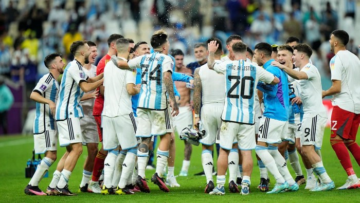 Argentina players celebrates victory after the FIFA World Cup Qatar 2022 quarter final match between Netherlands and Argentina at Lusail Stadium on December 9, 2022 in Lusail City, Qatar. (Photo by Jose Breton/Pics Action/NurPhoto via Getty Images)