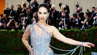 Adu Gaya Artis Pakai Baju Transparan di Red Carpet, Ada yang Jadi Kontroversi