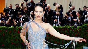 Adu Gaya Artis Pakai Baju Transparan di Red Carpet, Ada yang Jadi Kontroversi